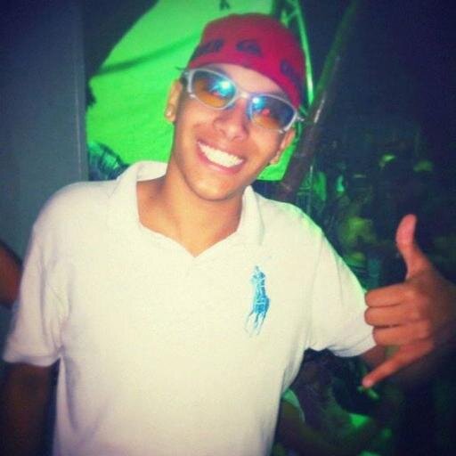 Acho que eu to ficando louco ela tava olhando pra mim, se tive solteira vem que vem que eu garanto que tú vai ser feliz ♫  ♫