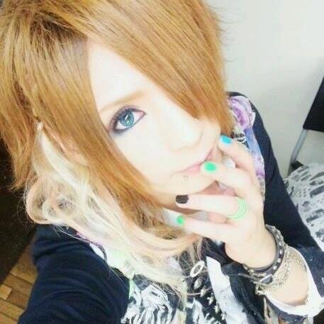 Haku (ハク) UNiTEのRoleplayer。Bassist of UNiTE。気分で更新したりしなかったり || #KiMoRi #DadChinenの息子 #Vkei_SQUAD。|| real acc : @official_haku ||