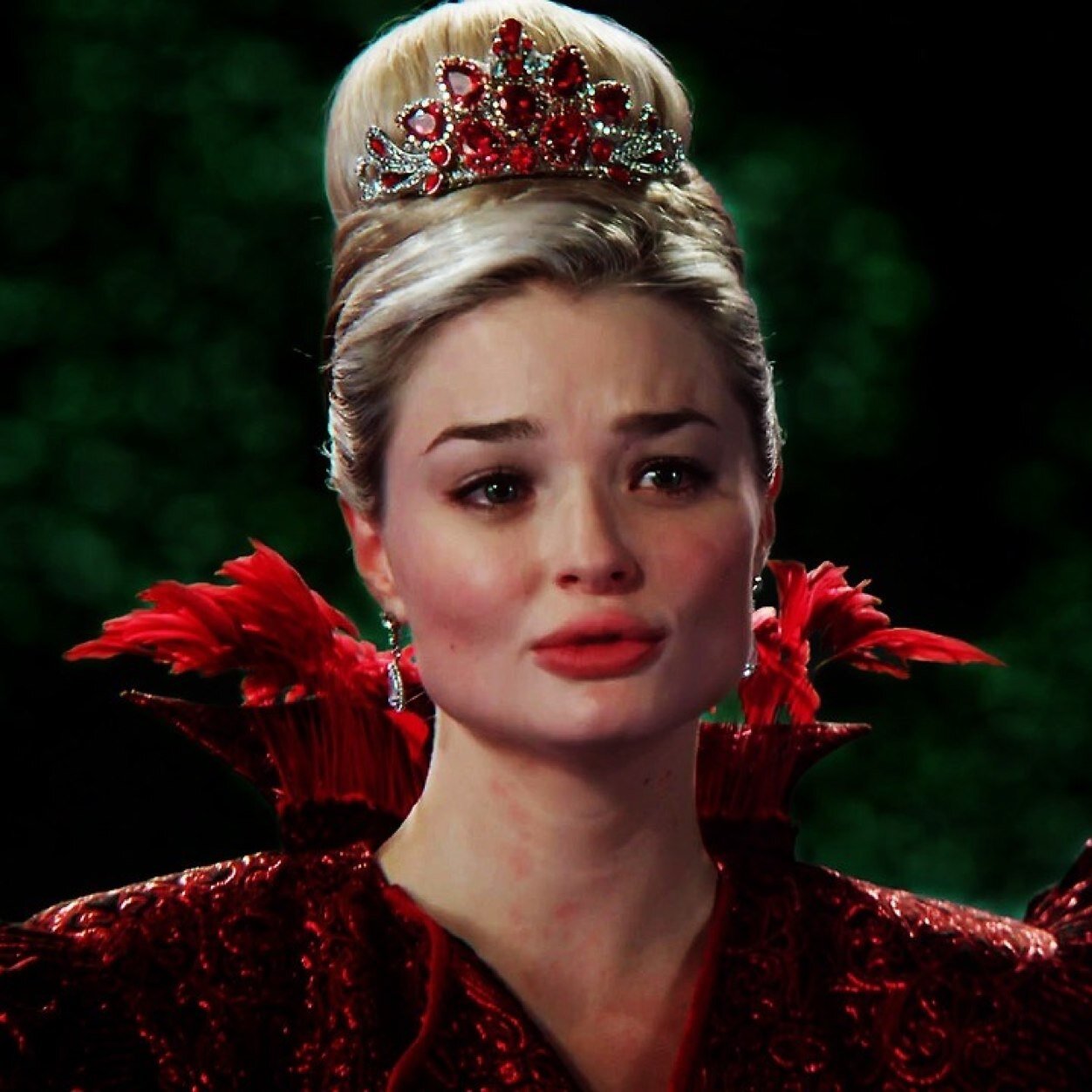 Aquí una reina, para que me sirvas. Soy hermana de Cenicienta pero esa es otra historia. Wonderland es mía, siempre consigo todo lo que quiero. #Rol