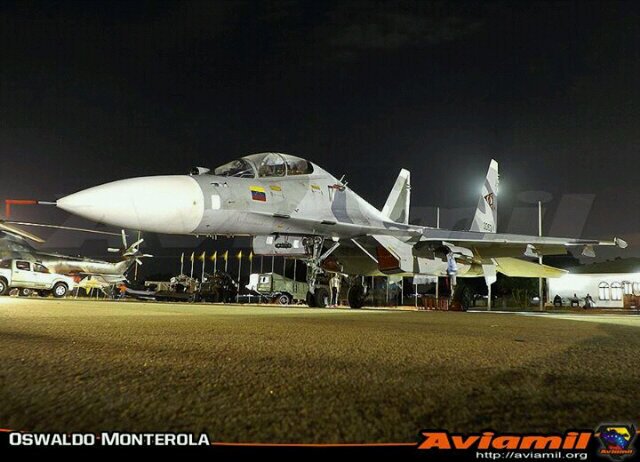 Si tu sigue al terible. Zuhkoin te seguira por las bareras del soido con su 2 motores de fuerza com potennsia 2 motores que rompe bareras del snd