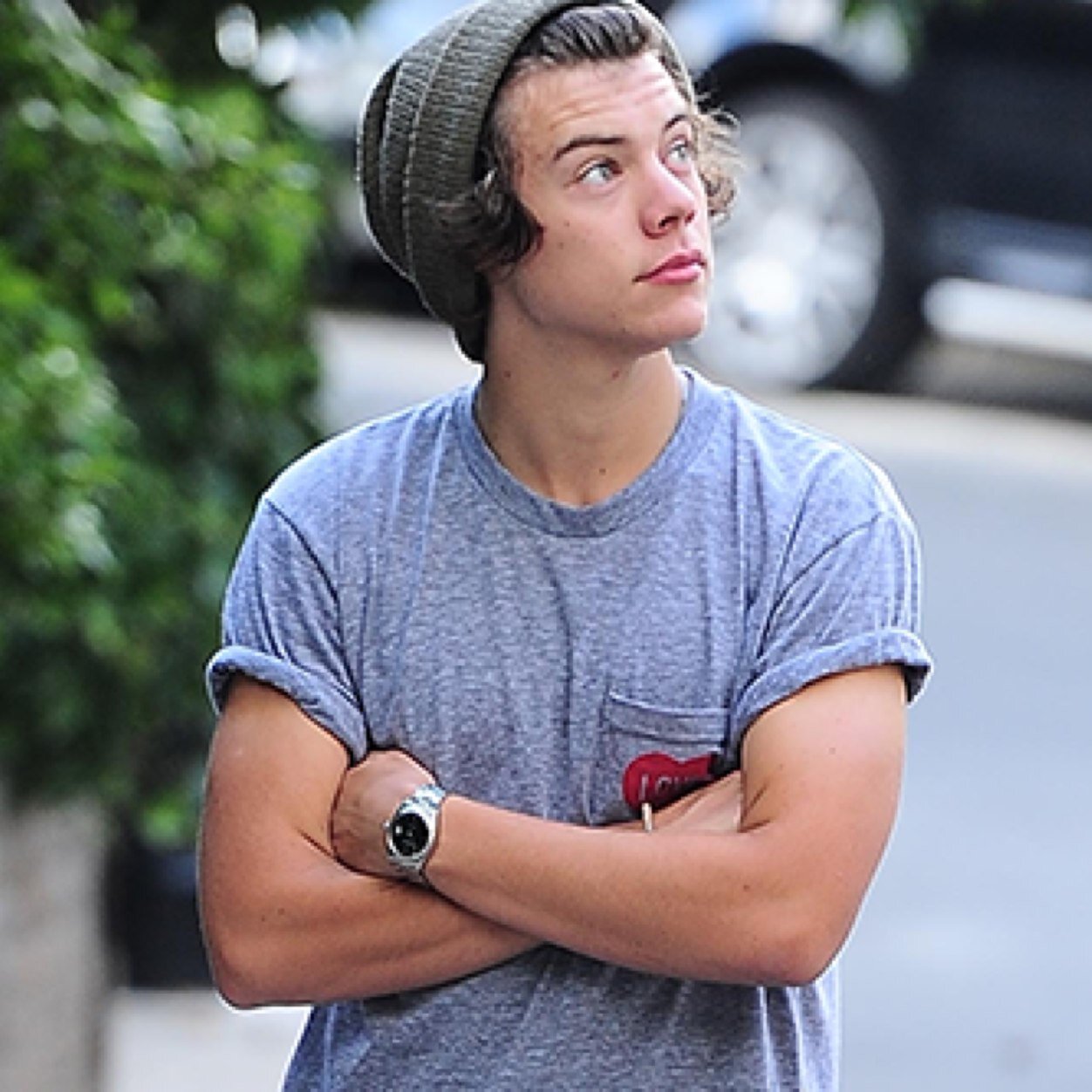 You just got a free follow so please go and Follow @iHarryChampagne