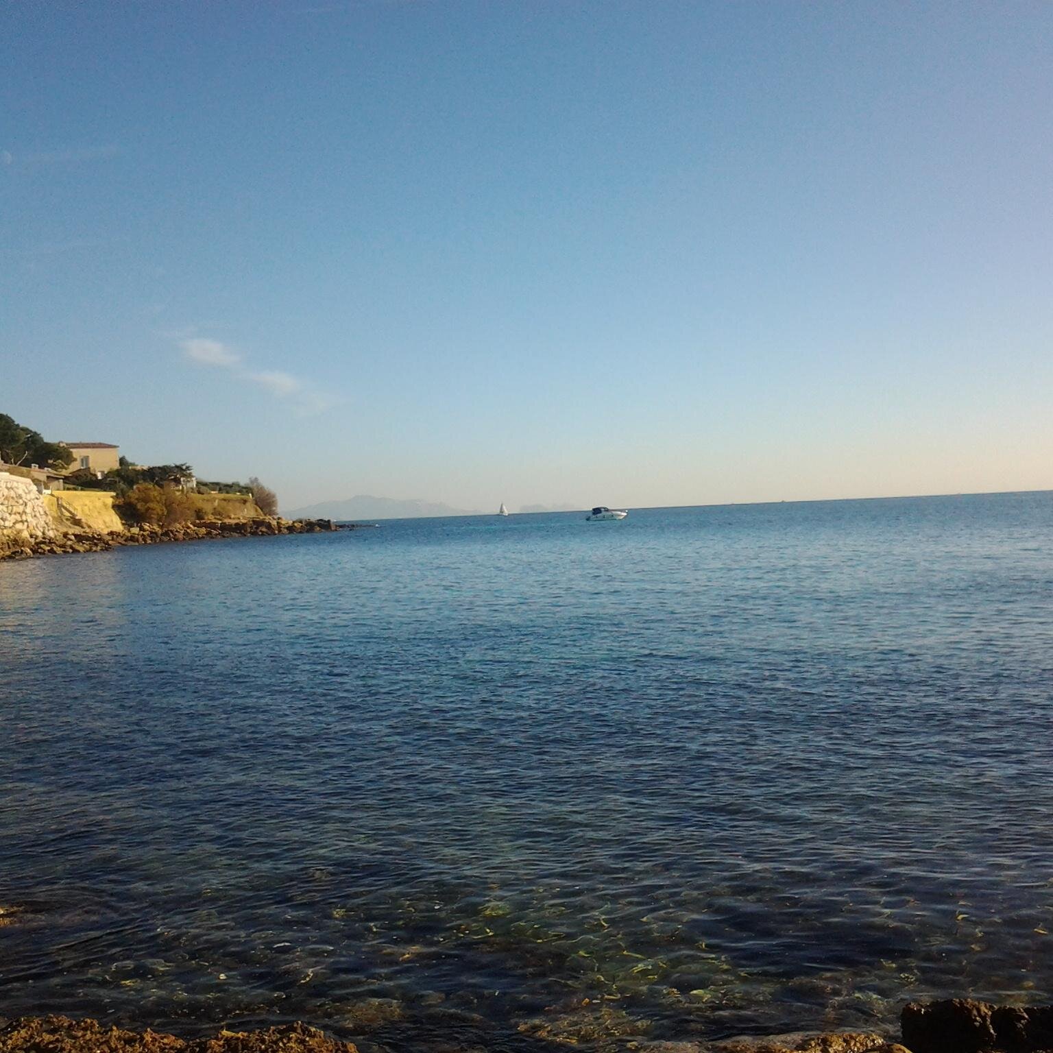 à la retraite au bord de mer, lecture , mer, bateau, cinéma, théatre, j'aime jouer à tous les jeux sauf de hasard!! j'aime surtout ma famille et mes amis! !