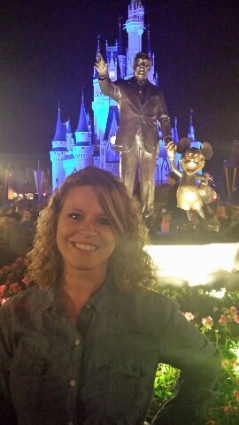 mogilley's profile picture. broken crayons still color