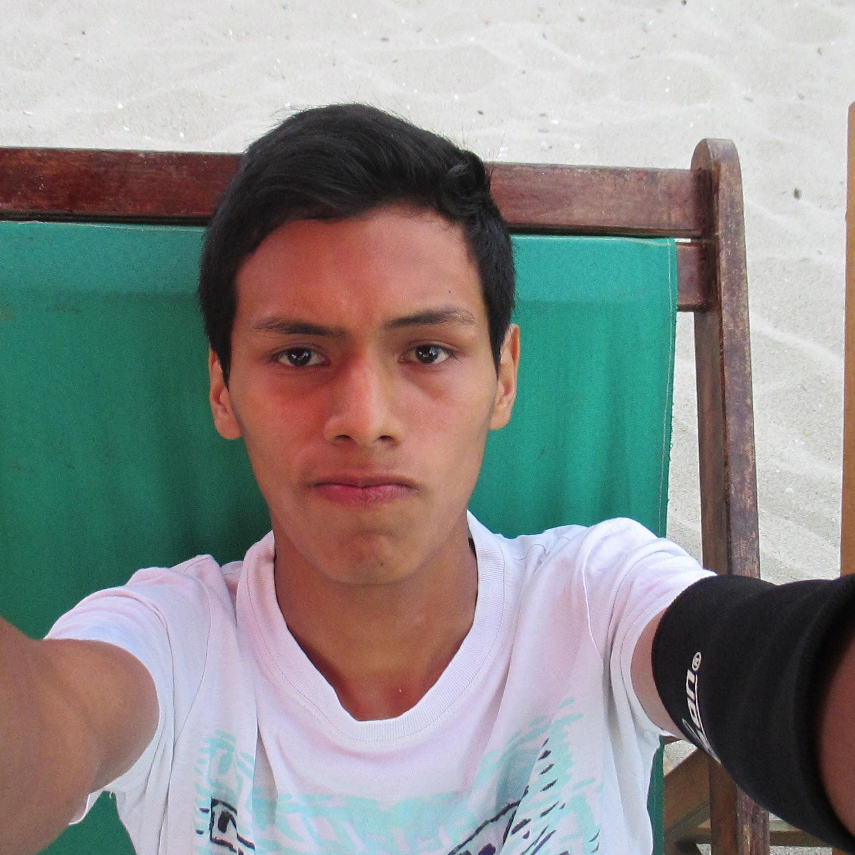 vivo escuchando musica♥, amo jugar futbol ♥, escribo♥ versos de amor y se escuchar y dar consejos a las personas♥ lml