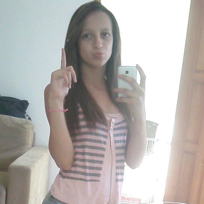 amo usar roupas com tachas e caveiras, amo pizza,sorvete,refrigerante. gosto de todo tipo de musica,me acho uma pessoa legal sou muito sicera e nao sei mentir.