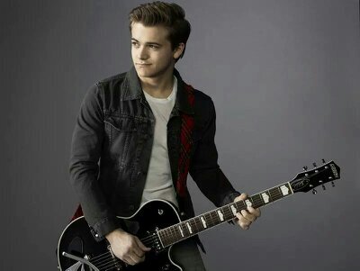 hayniac , love to sing, music is my life, can't wait to be famous :) I follow back