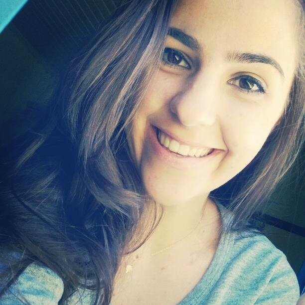 22 Anos,  Nutricionista, sempre de bem com tudo! simpática, bobinha e apaixonada pelas coisas simples da vida! *-*
