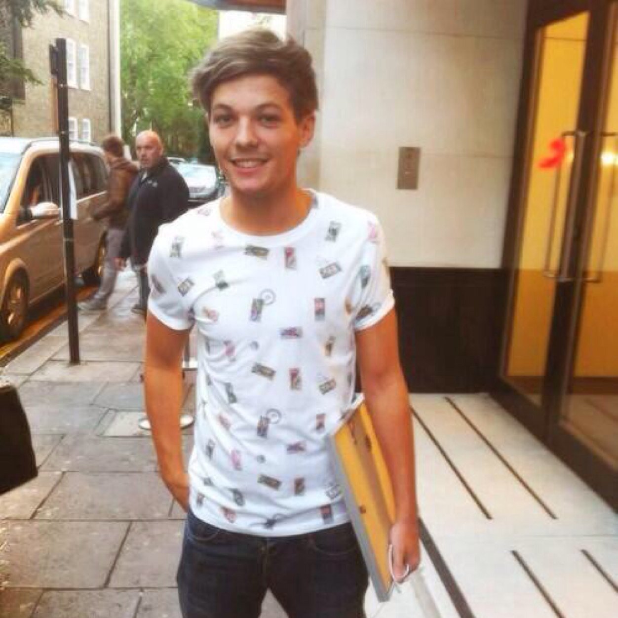 Go folllow @narryinsist , she follows back.