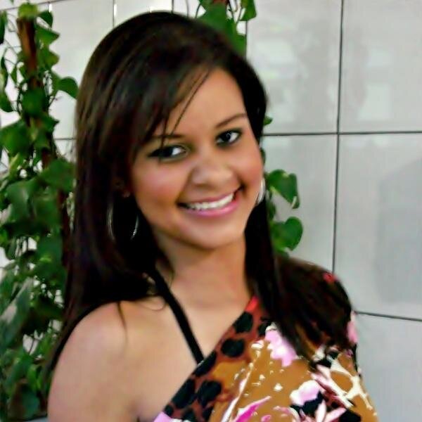 Mineira, 19 anos,alegre,extrovertida,sincera,e linda ! Segue ??