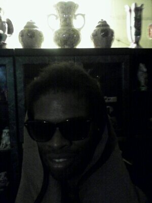 vers, teamcrazzy, loves fine things in life, red lips, black eye brows, coulerd, brown eyes and soft heand to msg u all over!