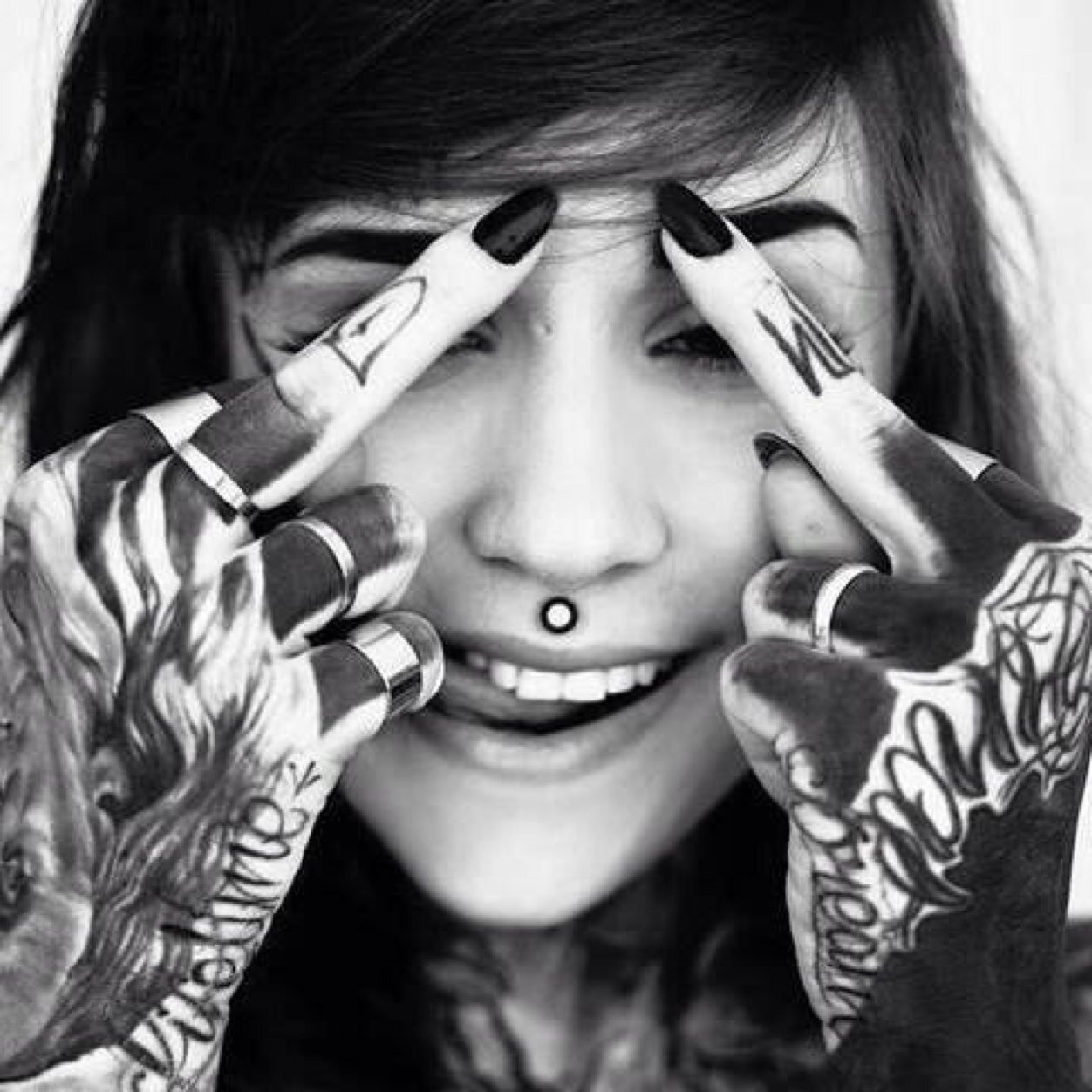 いない 現場に乗ってくる車はオンボロの軽 指には梵字のイタズラ年少リング 女 酒 ギャンブルに飲まれて稼ぐしかない毎日 35歳 ドカタ 男性