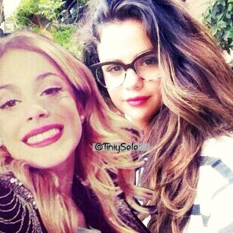 @TiniStoessel @selenagomez Amor incondicional para ellas, Las Mejores! #Violetta3 #StarDance