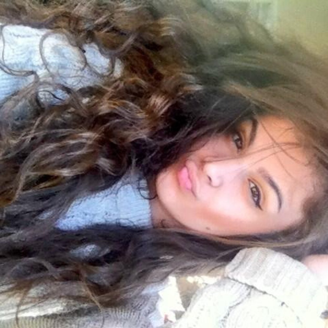 Light skin, slim fit, curly hair, european & latina #Gemini