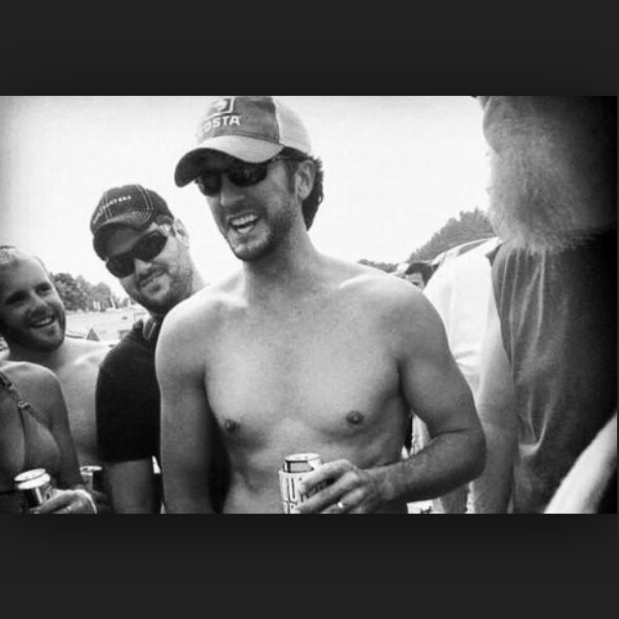 _DirtRoadDiary_'s profile picture. Beer, trucks, tailgates, country music.