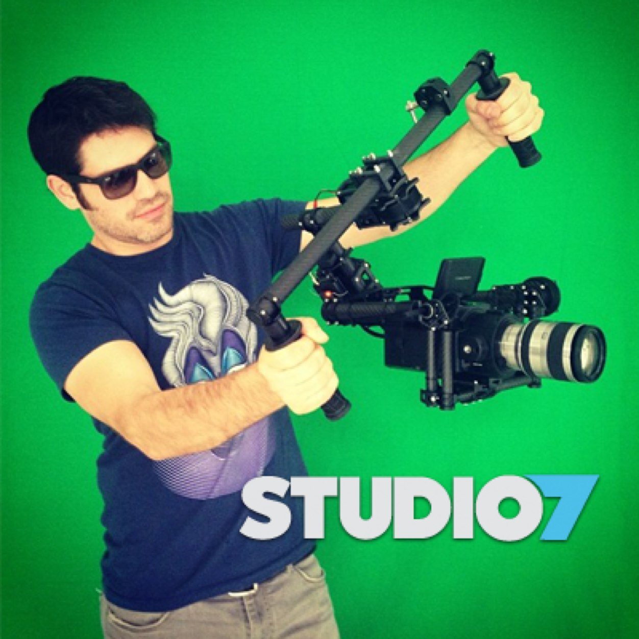 Fotógrafo Profesional, creador de imágenes visuales permanentes para una inmensa variedad de propósitos. Creativos, técnicos y documentales.