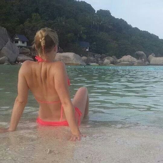 2_Beelicious's profile picture. a woman with a dream, a very simple dream, mostly involving chocolate and wine,,,but a dream nonetheless.