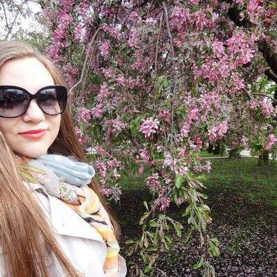Я такая. Просто люблю все необычное. Как человек я достаточно раскрепощенная. Пытаюсь думать легко и просто.