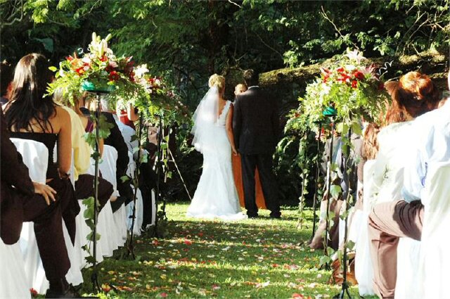 Shere View Wedding Venue is  surrounded by subtropical gardens with water features. Tel (+27) 87 808 7272