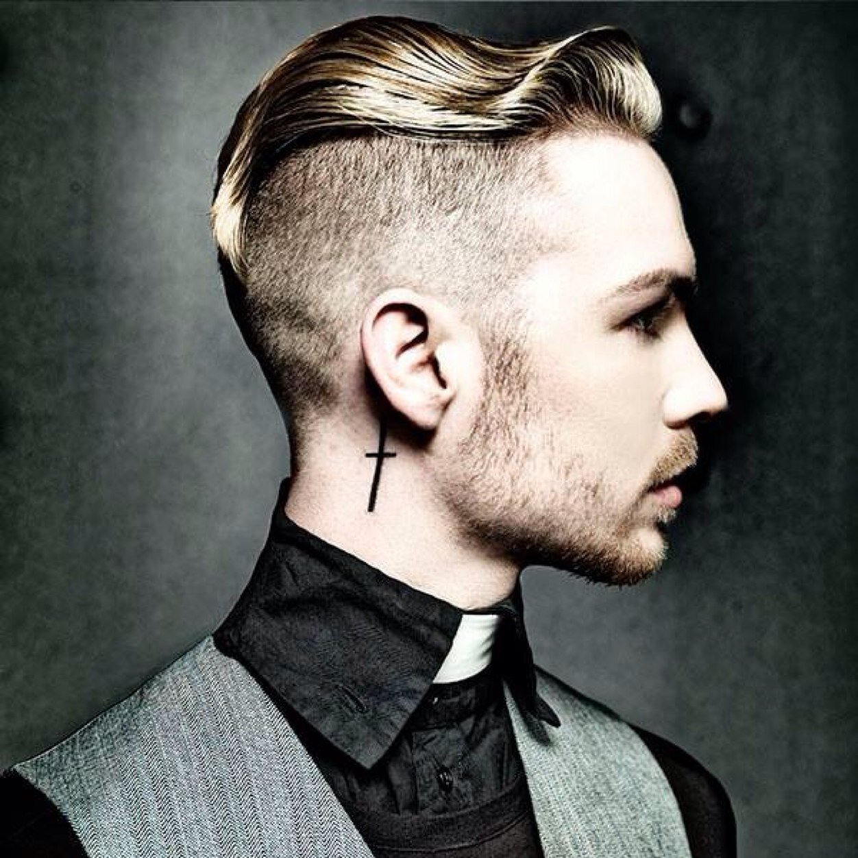 Длинная прическа с выбритыми боками. Андеркат гранж. Undercut (андеркат) затылок. Прическа с выбритыми висками. Мужские прически бритые виски.