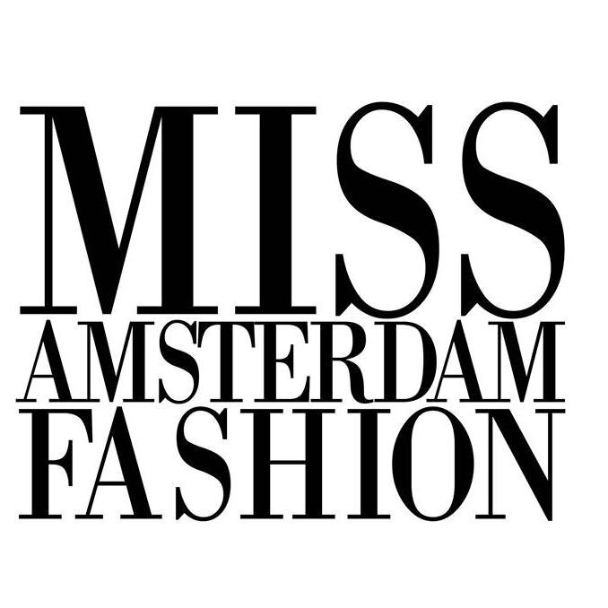 De Miss Amsterdam Fashion-verkiezing staat onder leiding van de koninklijk onderscheiden modejournalist Phia Baruch, uitgever van De Couturekrant.