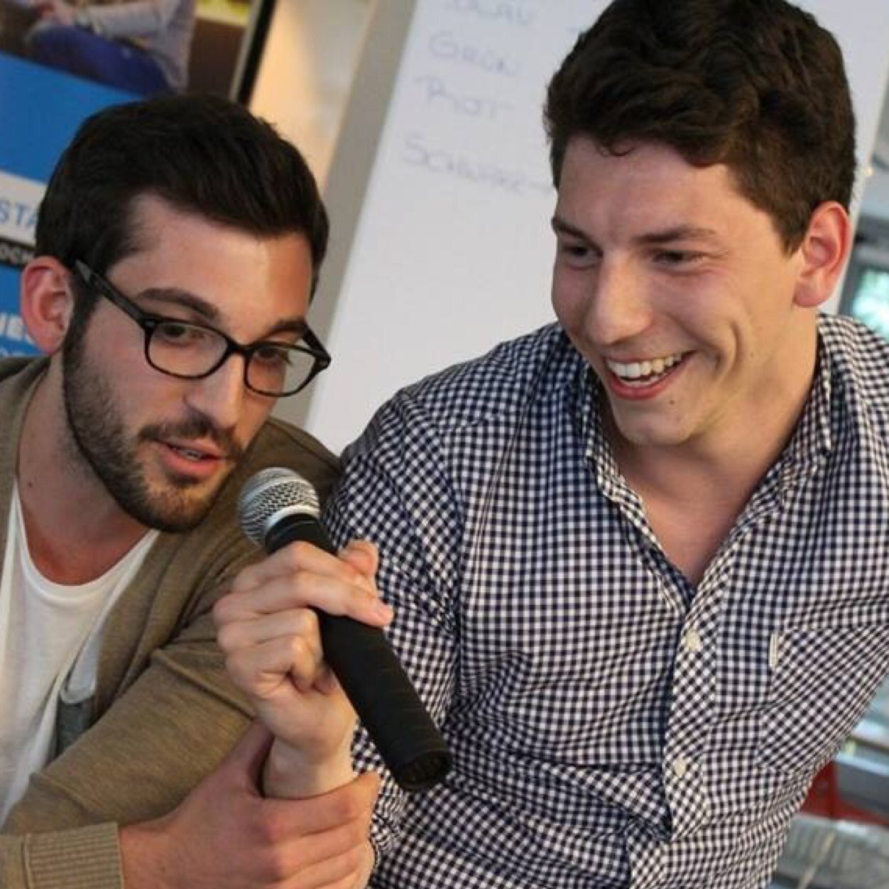Die etwas andere Webshow mit @Berger_PJ und @DerBauser auf @juiced_de! Alle Apfelwein-Clips, hier: http://t.co/wqkjBoLfcq