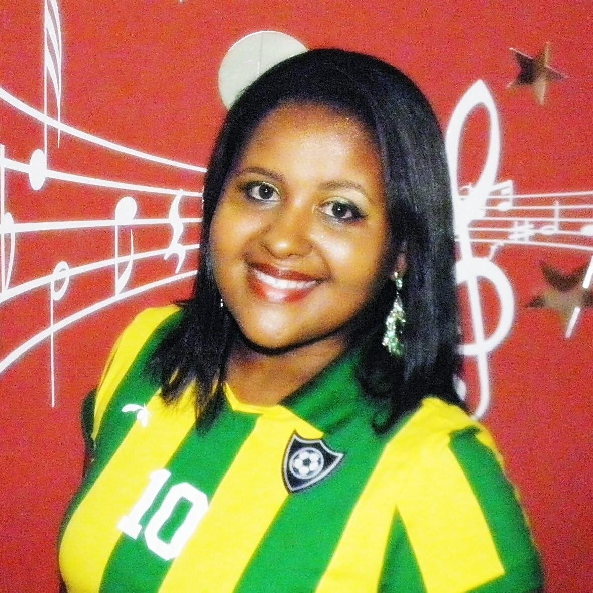 Amo tudo o que é relacionado à arte, em especial, a música que é o que me renova. Valorizo o amor como única forma de eliminar os males da humanidade.