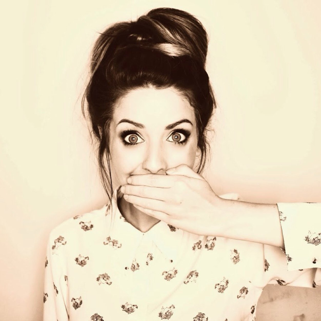 Zoe Elizabth Sugg. 1990 British youtuber, vlogger & blogger #ZoellaUpdates fashionn is life [real: @ZozeeBo]
