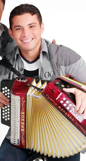 Acordeonero vallenato, ganador de importantes festivales en todo el país; ingeniero Agroindustrial, especialista en producción y consumo sostenible
