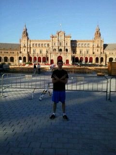 cuese lo que cueste, sigue lo que verdaderamente te importa, da igual todo lo que esté por medio alfinal tendrás lo qur quieres si luchas por ello