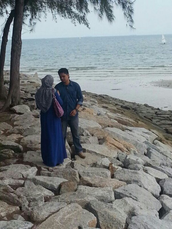 orang yang berilmu dan beriman umpama sebutir mutiara di antara ribuan   pasir di pantai..adakah kita di kalangannya?