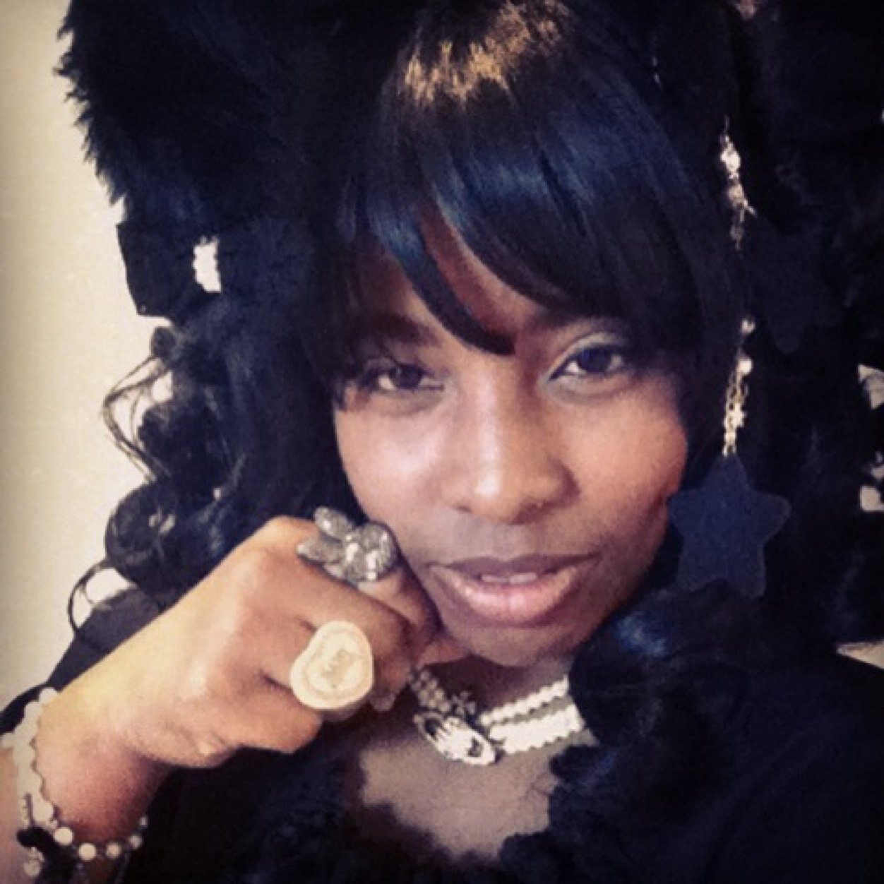 I'm a gothic lolita from Baltimore trying to make it though all the ruffles in life while being as cute as can be in lace.