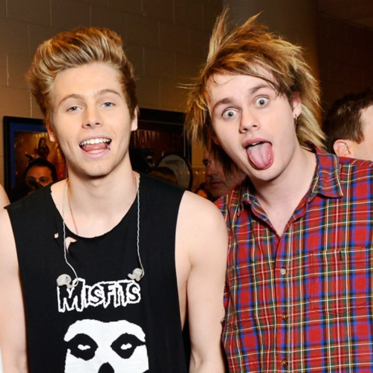 I'm not the real Luke so please stop sending me nudes lol