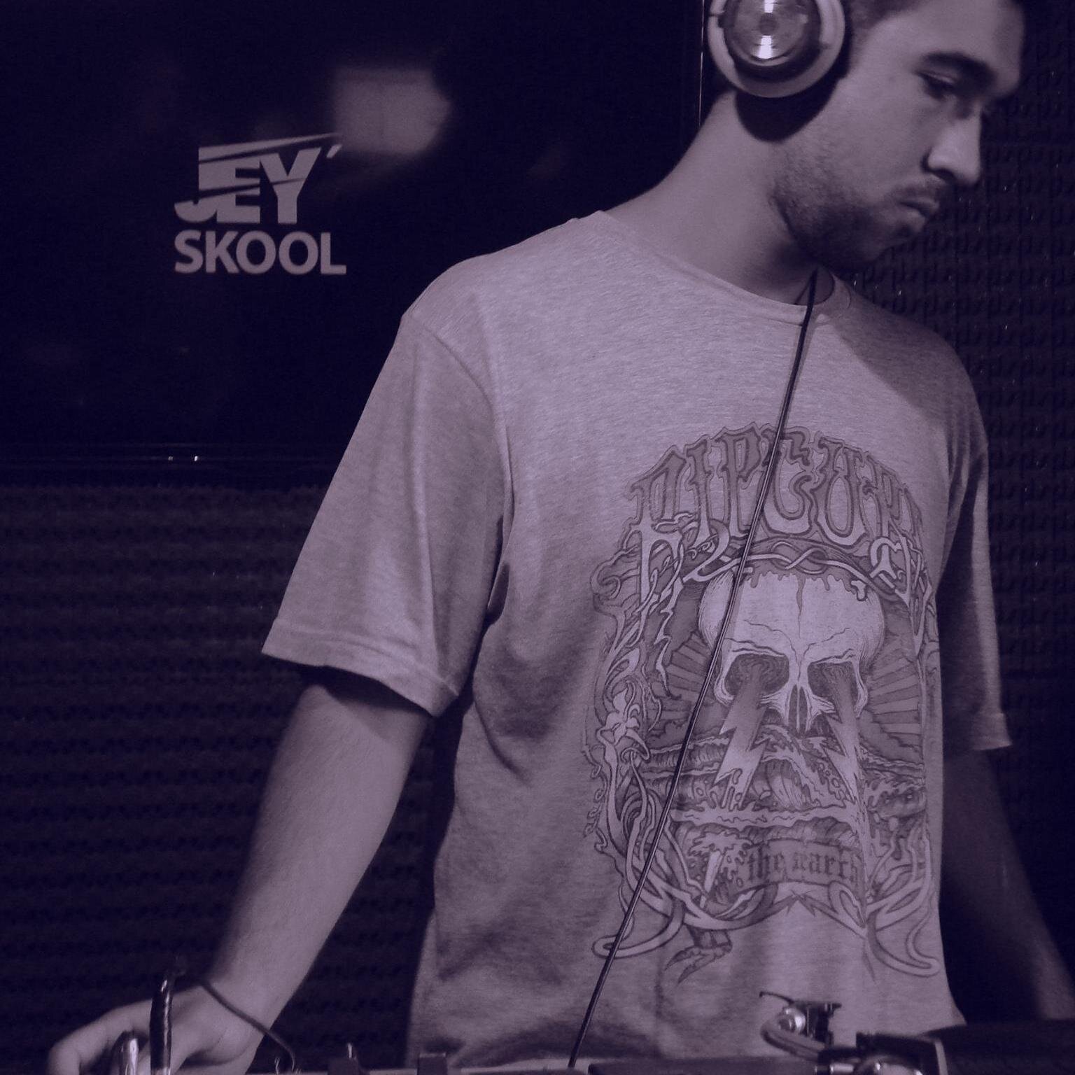 Fundador del Instituto Argentino de la Rodilla / Minimal Techno Producer. @soundsour member!