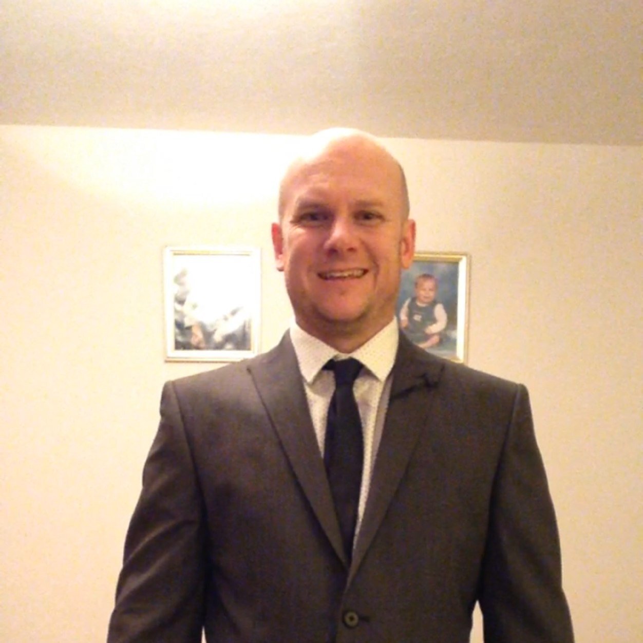 Father of 3 top kids, lover of lager, hater of diy. Goole AFC #baldy