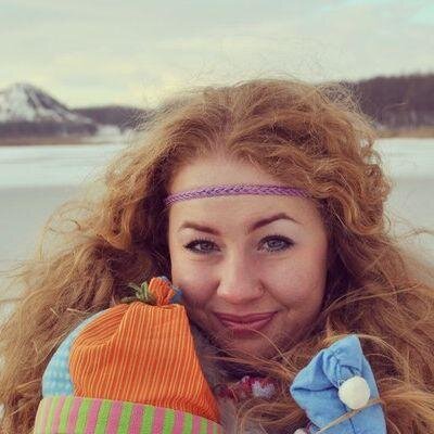 Стараюсь общаться не стандартно. Мне нравится обсуждать события. В жизни довольно интересная.