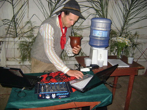 Gosto da música de opinião, poesia, História, romantismo. Sou radialista, desportista, radioamador PY3 KLM e técnico em telecomunicações. Amo a vida!