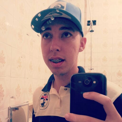 19 anos.. Curto um pouco de Rock,Pop,Rap,Eletronica, Sertanejo, Funk &&  Pagode...Ciumento..Romantico.. Daria o mundo pro meu mundo ser você (8
