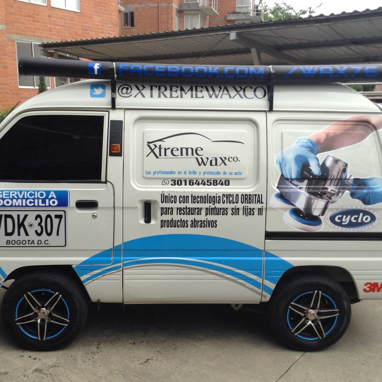 Profesionales en el brillo y cuidado de tu auto. Cuidamos de su vehículos para que usted disfrute de su tiempo. servicio a domicilio.  -- 3016445840