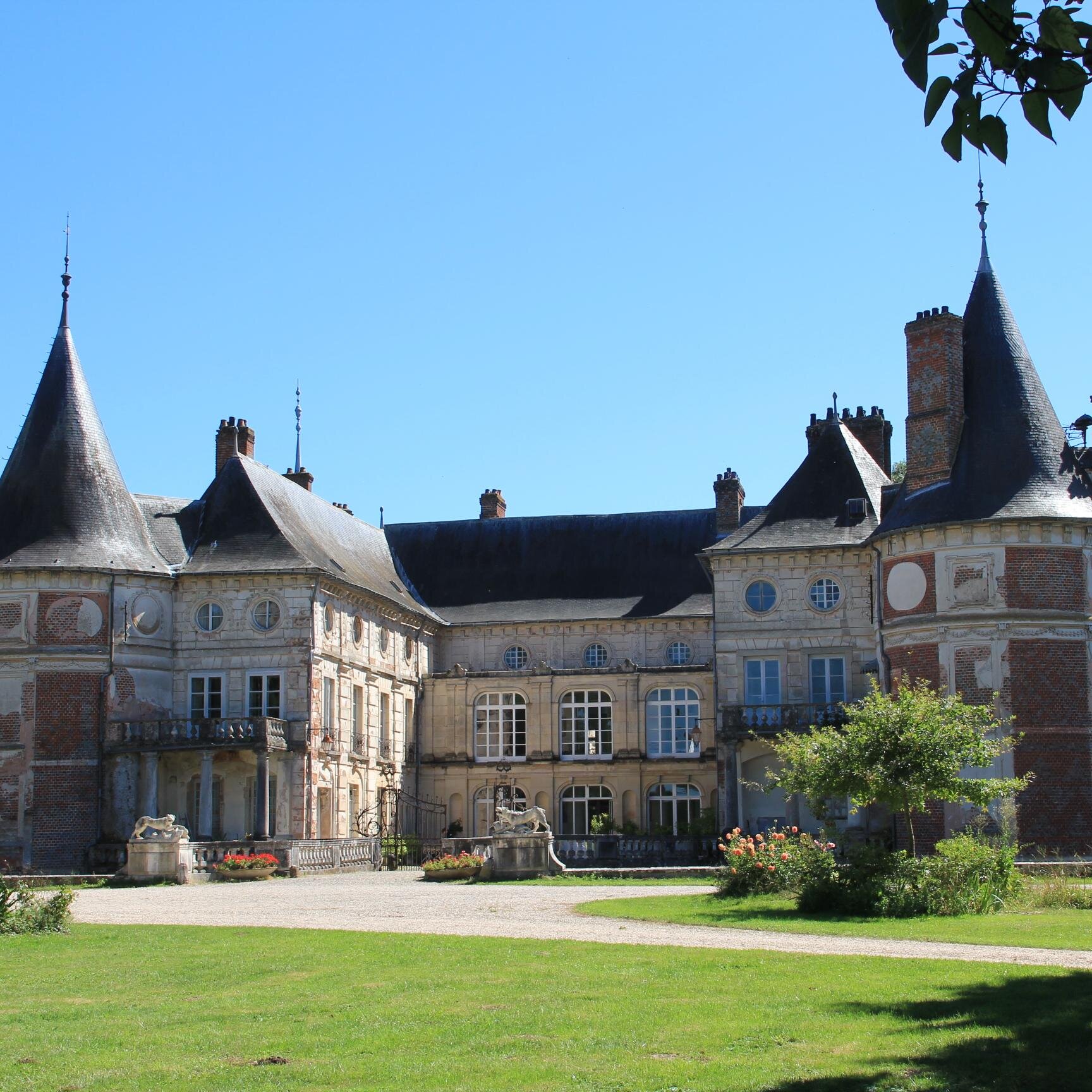 Le château de Longecourt situé à17km de Dijon.Chambres d’hôtes, visites intérieures et extérieures