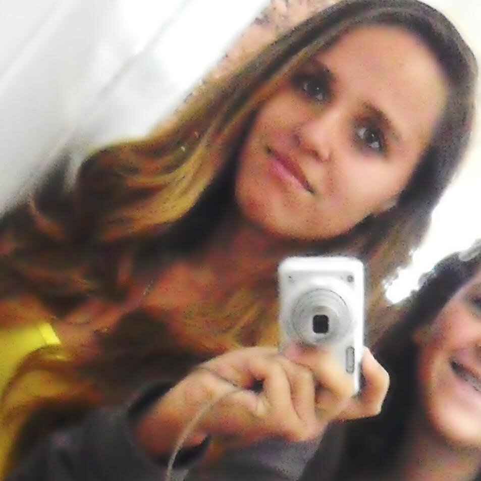 loira dos olhos da cor de mel