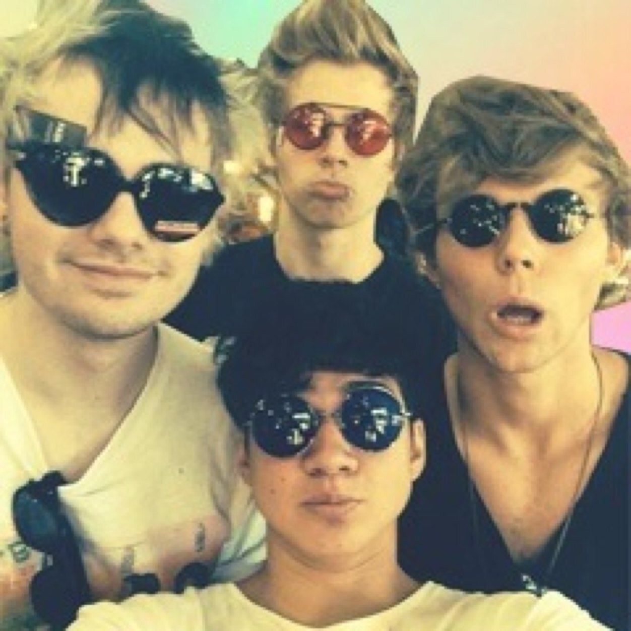 Love 5 seconds of summer, Im a Cake expert, Pineapple lover, Penguin care taker and butler to the unicorns...I follow back ;) @Jess_Pineapp1e
