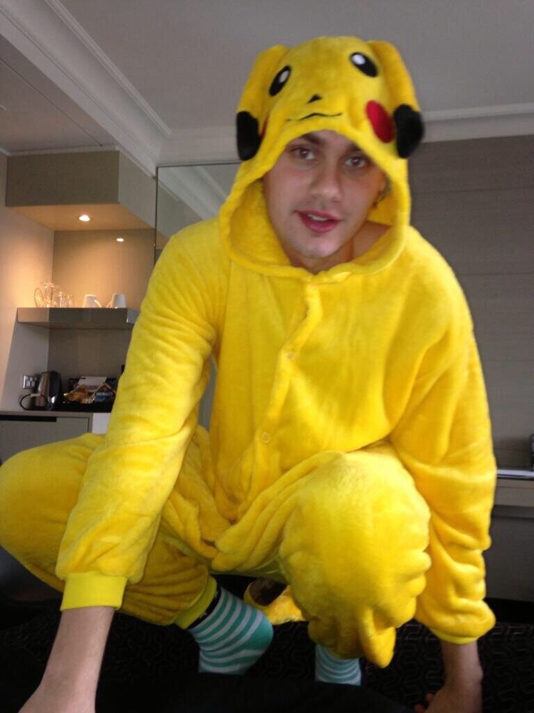 FOLLOW @intrglcticmuke // IF UR ALREADY FOLLOWEDu THANKS ILY YOU DESERVE A FREE FOLLOW (ask for a follow back)