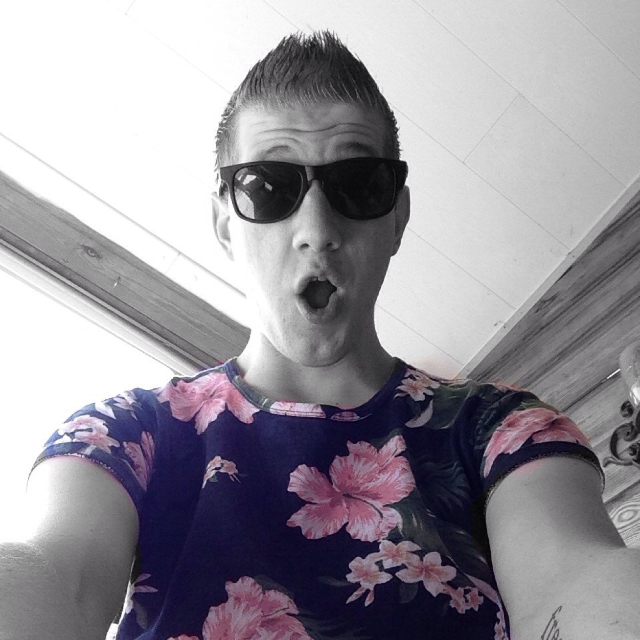 House music electro/progressive /eclectic • mensen motiveren met humor en serieuze diepe gedachte • mijn belevingen delen op de sociale media •