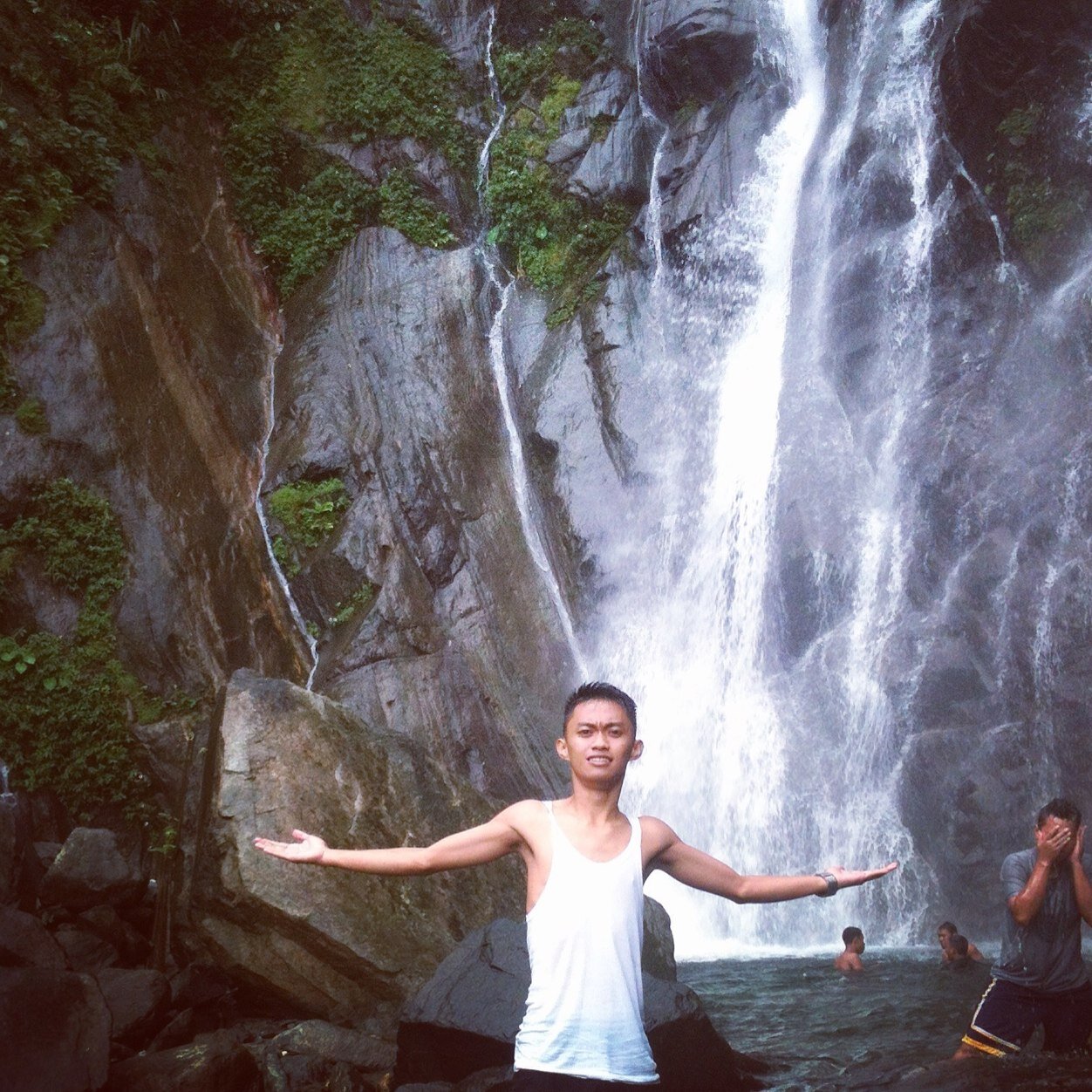 Anak lahir besar wamena (Labewa) berdarah toraja, dan seorang milanisti sejati.