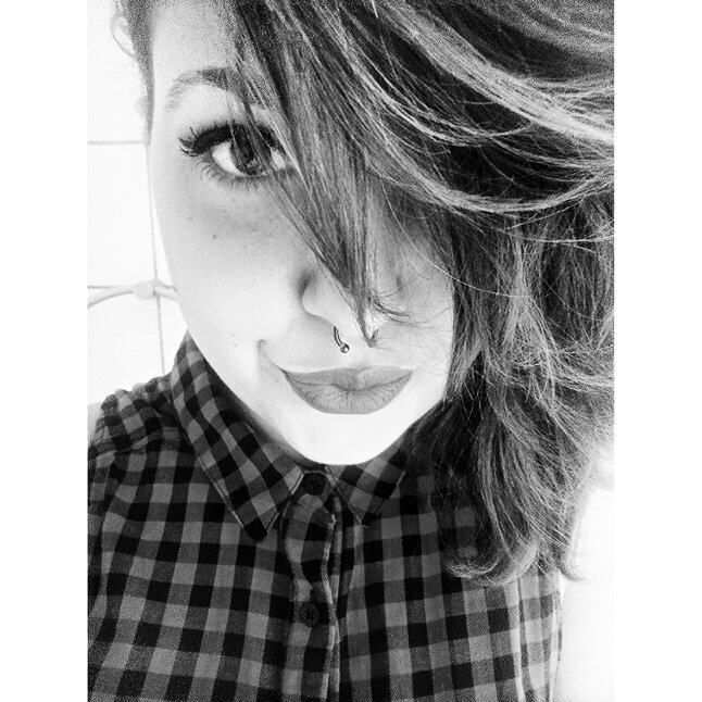 laurabarhonzrz's profile picture. Si te enamoras de un cuerpo tiene solución, pero si te enamoras de una mente estás perdido..