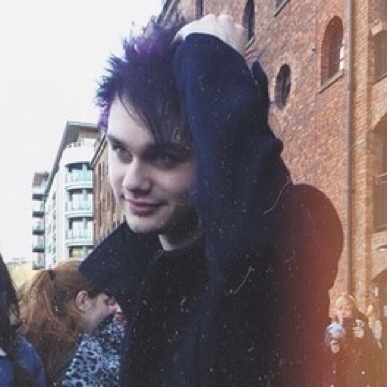 ⚡️pretty please follow @lunarmikey because she will follow you back plus she also gave you this free follow⚡️