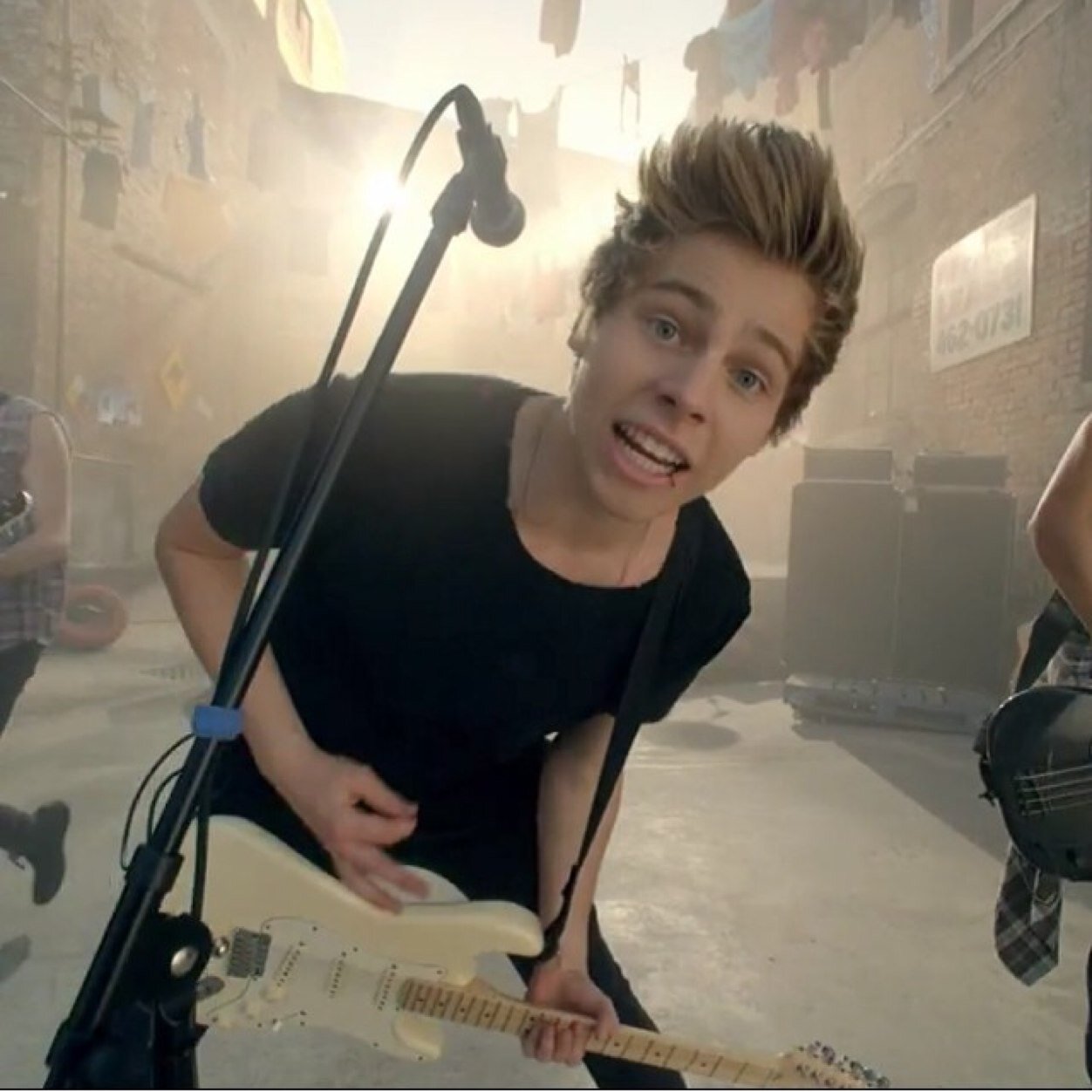 HEY CUTIE THIS IS A FREE FOLLOW FROM @asapluke , your fav will follow you soon ♡