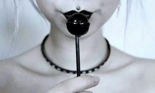 Hola peso 68 kilos , tengo 15 años , me corto  tengo una vida de mierda , mido 1,67    amo la música soy  smilerBelictioner  ,  mi meta es llegar a los  50kilos
