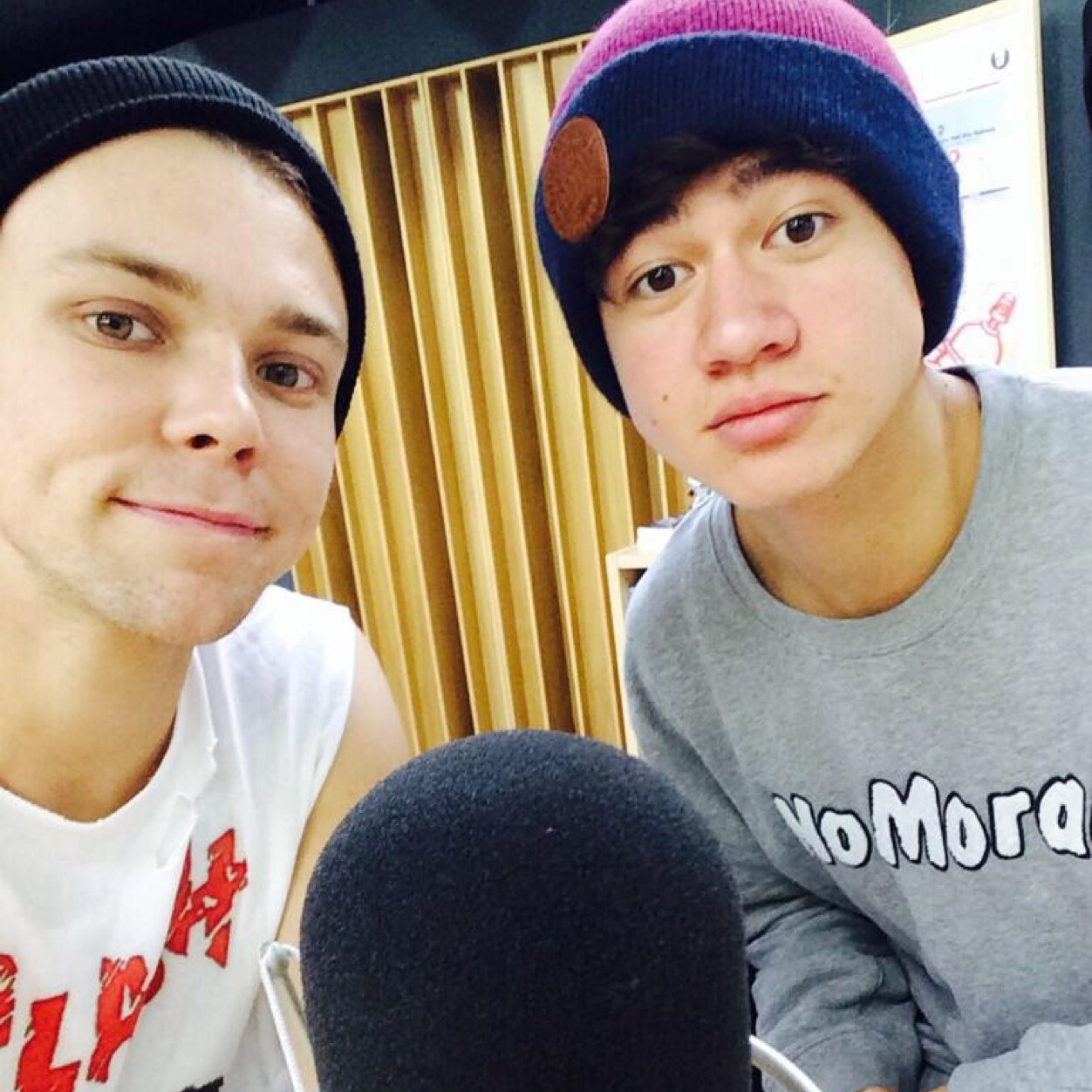 Follow @stylestohood & ask for a dm to Calum