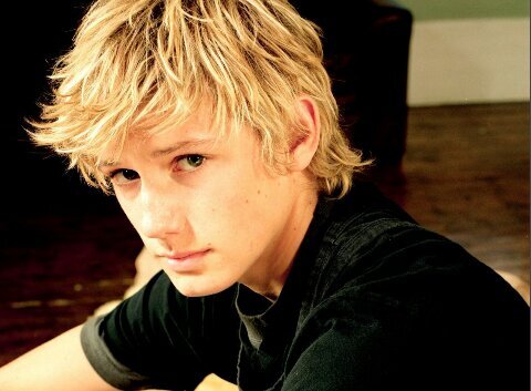 stackwoodmarcus's profile picture. 17 - seventh year Gryffindor - Loves music - Drew - Father of Rose